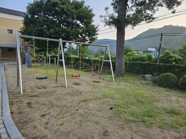 진상면병설유치원운동장 모래보충, 안전 & 효율성 100% 확보!