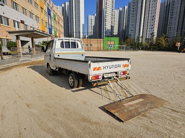 학교 운동장 잡초 제거 전문가로부터 진월면어린이집 운동장 잡초 관리, 걱정 없이 안전...