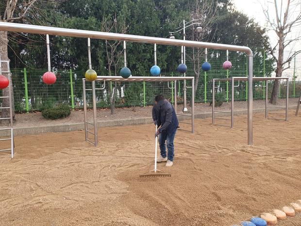 골약동초등학교 운동장 잡초 제거: 전국산업안전으로 깨끗하고 안전한 공간 만들기!