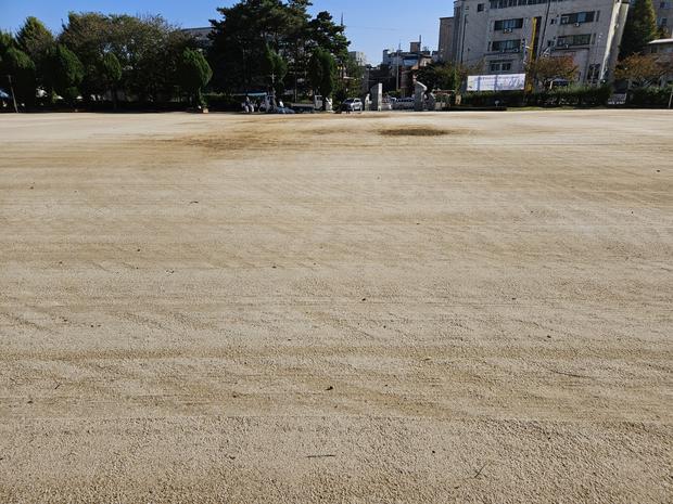 골약동고등학교 운동장 잡초 제거: 전문 시공으로 안전하고 효과적인 관리! 관련 이미지