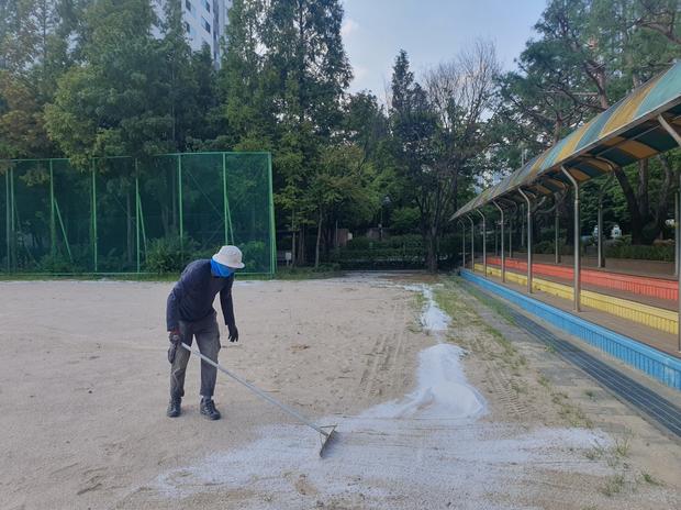 중마동초등학교 운동장 모래보충, 전국산업안전으로 깨끗하고 안전하게!