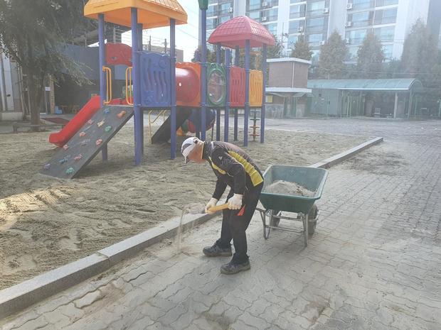 학교 운동장 모래보충, 안전도까지! 전문 시공으로 걱정 끝!