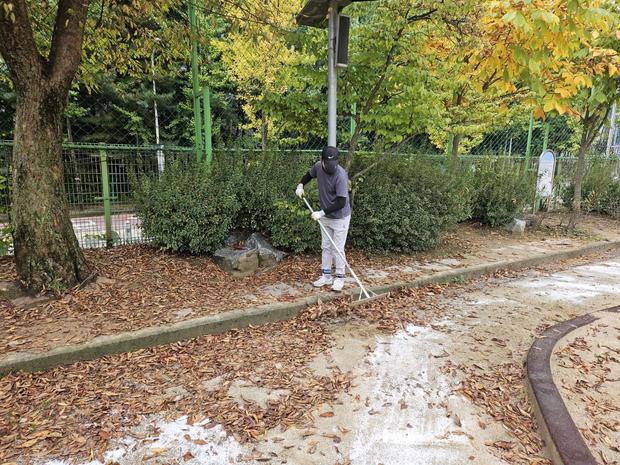 광영동초등학교 운동장 잡초 제거: 전문 시공으로 안전하고 깨끗한 공간 만들기!