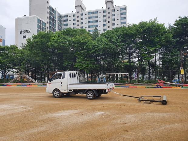 금호동초등학교 운동장 잡초 제거! 전국산업안전으로 안전하고 깨끗한 놀이터 만들기