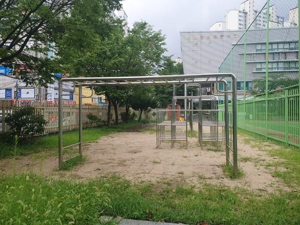 금호동고등학교 운동장 잡초 제거: 전문 시공으로 안전하고 깨끗하게!