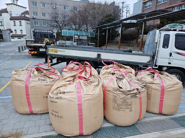 태인동유치원 운동장 소금살포! ?‍♂️ 안전하게 지속 가능한 놀이터 만들어보자!