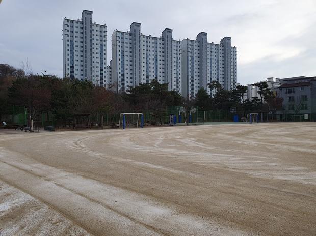 담양군고등학교 운동장 모래보충: 전국산업안전으로 튼튼한 놀이터 만들어봐!