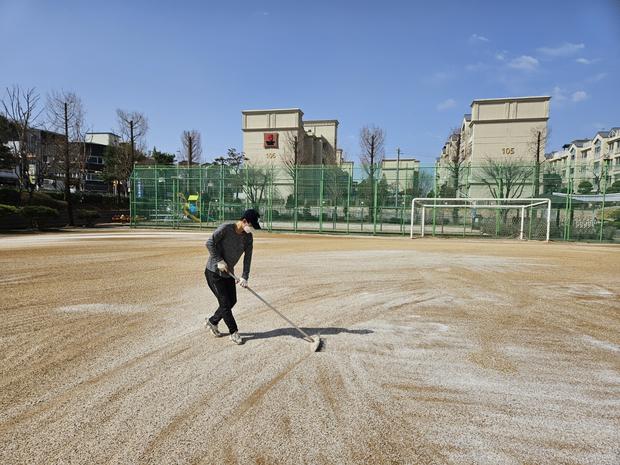 봉산면 어린이집 운동장 잡초 제거: 전국산업안전으로 안전하고 깨끗하게!