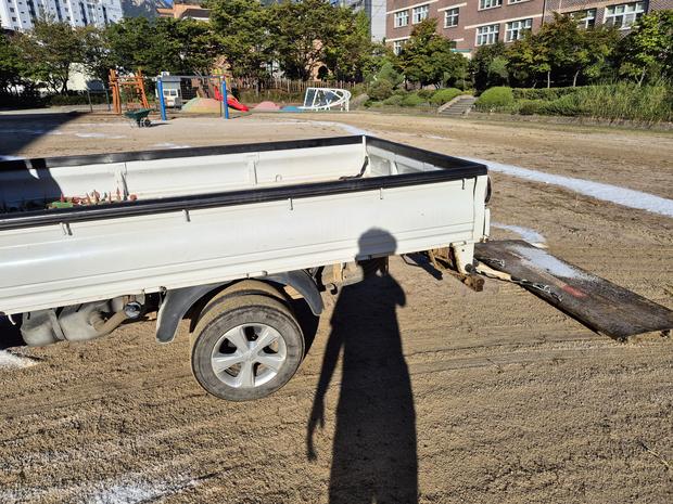 고서면초등학교운동장 잡초 제거 전문 업체! 안전하고 효과적인 관리,  전국산업안전으로...