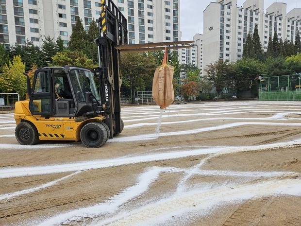 고서면초등학교 운동장 모래보충: 학교 시설 안전, 전국산업안전으로 건강한 놀이터 만들기!