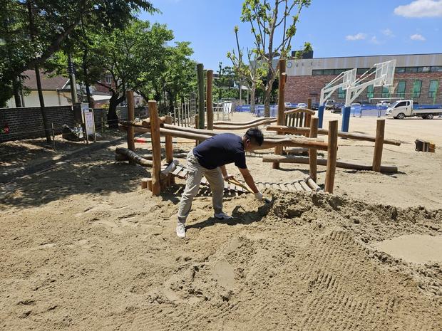 고서면중학교 운동장 잡초 제거: 전국산업안전으로 안전하고 효과적인 공간 마련!