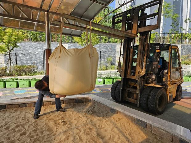 학교 운동장 모래보충 | 전국산업안전, 꼼꼼하게!