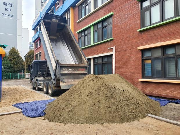 운동장 관리 걱정 끝! 안전 & 효율성까지, 전국산업안전으로 가사문학면병설유치원 운동...