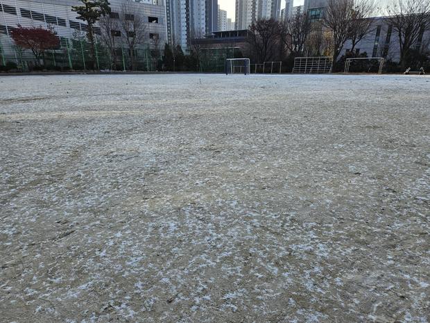 학교 운동장 소금살포: 전국산업안전으로 안전하고 깨끗한 놀이터를 만들어보세요!