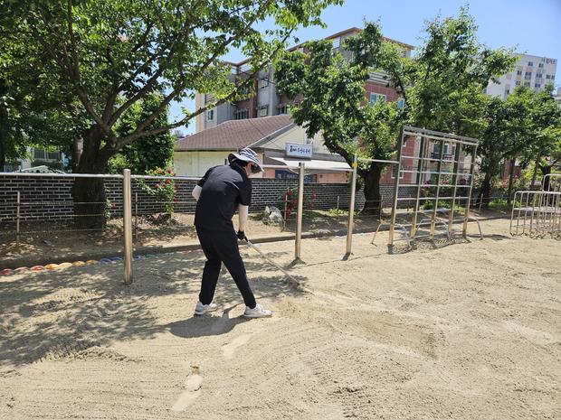창평면초등학교 운동장 잡초 제거: 전문 시공으로 건강하고 안전한 놀이터 만들기!