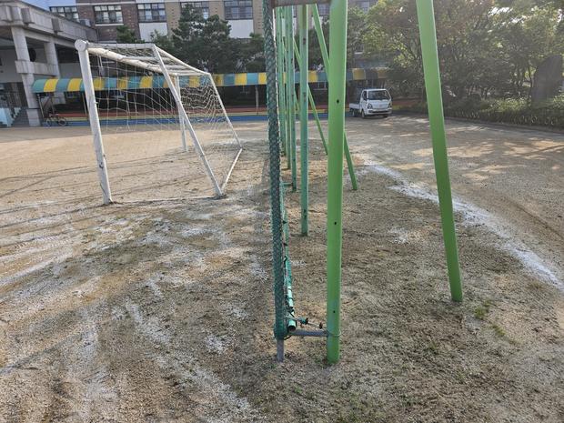 무정면초등학교 운동장 소금살포 | 전국산업안전 팁, 안전하고 깨끗한 운동장 만들기 관련 이미지