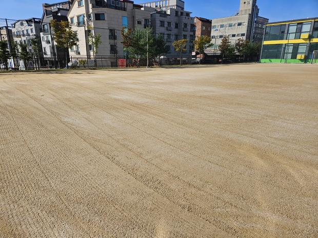 무정면고등학교 운동장 관리: 안전과 효율성, 전국산업안전으로 탁월한 시공!
