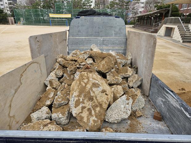 무정면 고등학교 운동장 소금살포 ❌ 안전하고 ? 효율적으로 유지보수하세요!