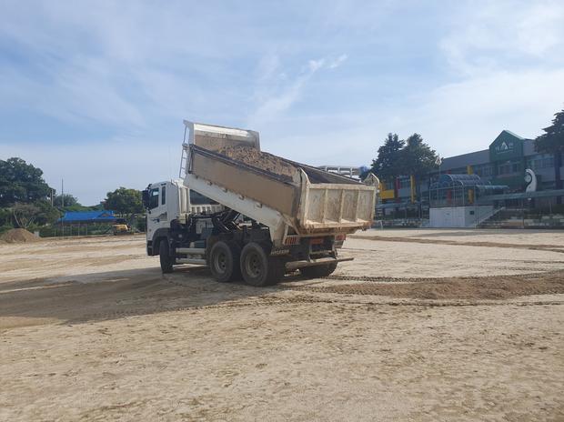 월산면고등학교 운동장 잡초 제거: 전국산업안전으로  pristine 상태 유지!