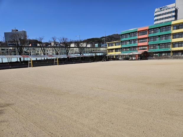 수북면고등학교 운동장 모래 보충, 전국산업안전 규칙에 따라 완벽하게!