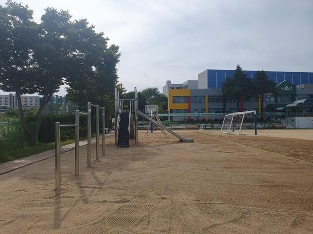 곡성군고등학교 운동장 잡초 제거, 전국산업안전으로 건강한 실내/실외 활동하세요