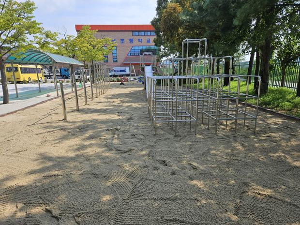 곡성읍유치원운동장 잡초 제거 ? 전국산업안전으로 건강하고 안전한 놀이공간 만들어보세요!