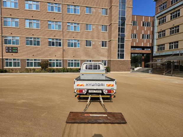 오곡면중학교 운동장 잡초 제거, 전국산업안전으로 안전하고 건강한 운동 공간 만들어요! 관련 이미지