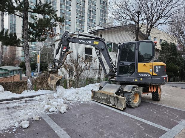 학교 운동장 잡초 제거, 전국산업안전으로 안전하게! 관련 이미지