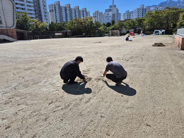 학교 운동장 잡초 제거, 전국산업안전으로 안전하게!