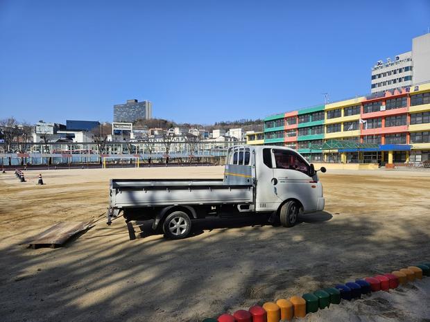 삼기면 유치원 운동장 잡초 제거: 전국산업안전으로 깨끗하게!