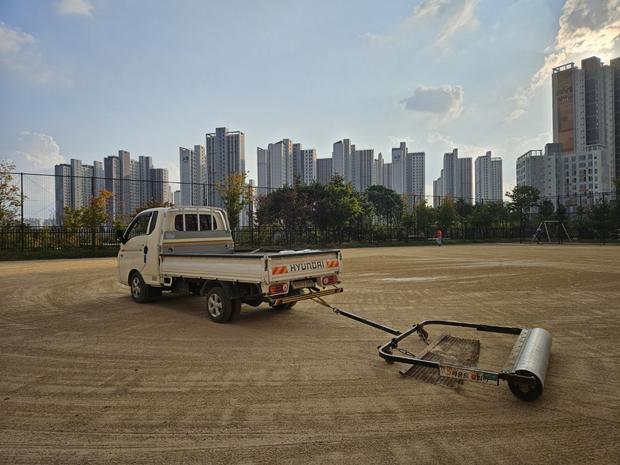 학교 운동장 모래보충! 전국산업안전으로 튼튼한 놀이터 만들기