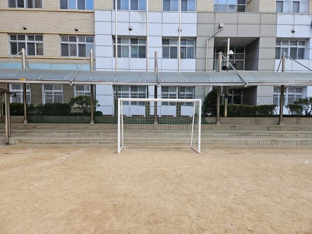 석곡면고등학교 운동장 잡초 제거: 전국산업안전으로 건강한 공간 만들기!