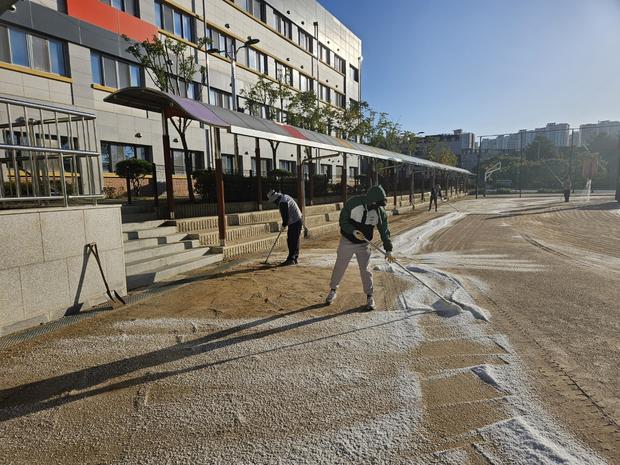 목사동면초등학교 운동장 모래보충 꼼꼼하게! 전국산업안전, 혁신적인 시공으로 건강한 놀...