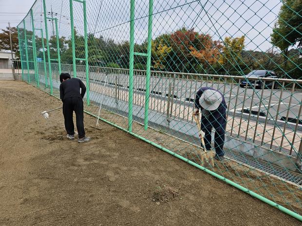 학교 운동장 잡초 제거, 전국산업안전으로 완벽하게! 관련 이미지