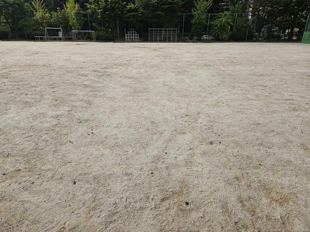 죽곡면고등학교 운동장 모래보충, 전국산업안전 규정에 따라 안전하게!