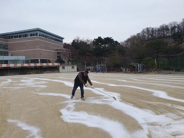 고달면초등학교 운동장 소금살포 ❌  전국산업안전으로 안전하고 지속가능한 놀이터 만들어...