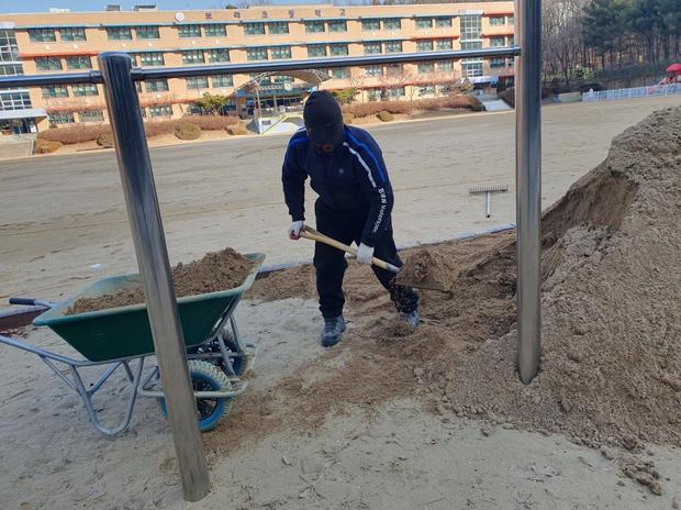 학교 운동장 잡초 제거? 전문 시공으로 안전하고 지속가능한 놀이터 만들기