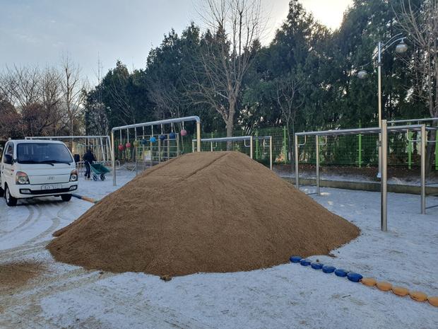 옥과면어린이집 운동장 잡초 제거: 전문 시공으로 안전하고 건강한 놀이터 만들기!