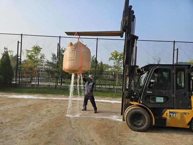 입면초등학교 운동장 잡초 제거: 전국산업안전으로 최상의 교육환경 만들기!