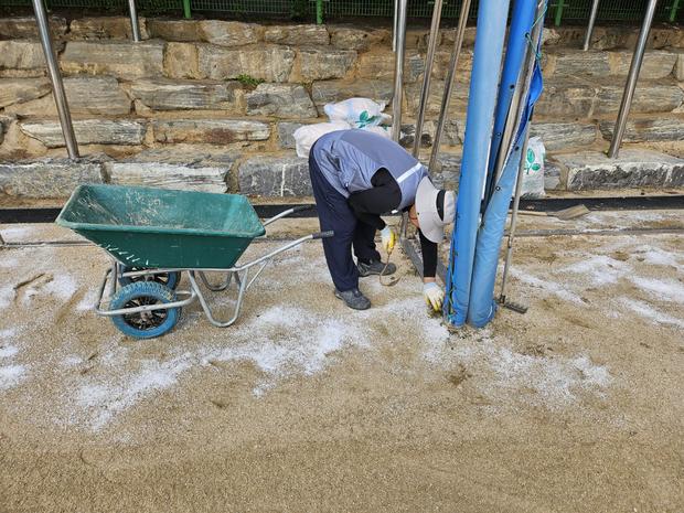 입면중학교운동장 잡초 제거: 전문 시공으로 안전하고 깔끔한 운동장 만들어보세요!
