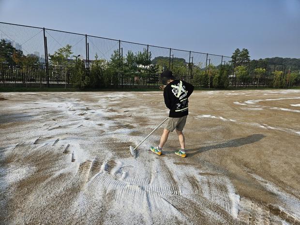 겸면고등학교 운동장 소금살포, 전국산업안전으로 더욱 안전하고 쾌적한 놀이 공간 만들어보세요