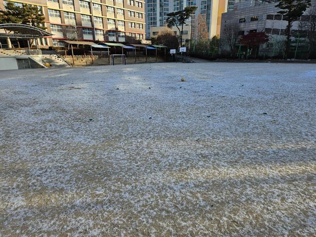 오산면초등학교 운동장 소금살포 | 전국산업안전, 최고 수준의 시공으로 안정된 놀이터 만들기