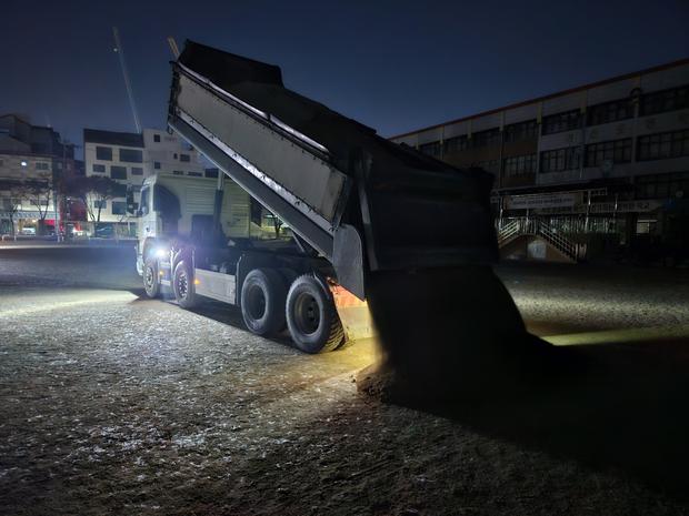오산면고등학교 운동장 잡초 제거, 전국산업안전으로 완벽하게!