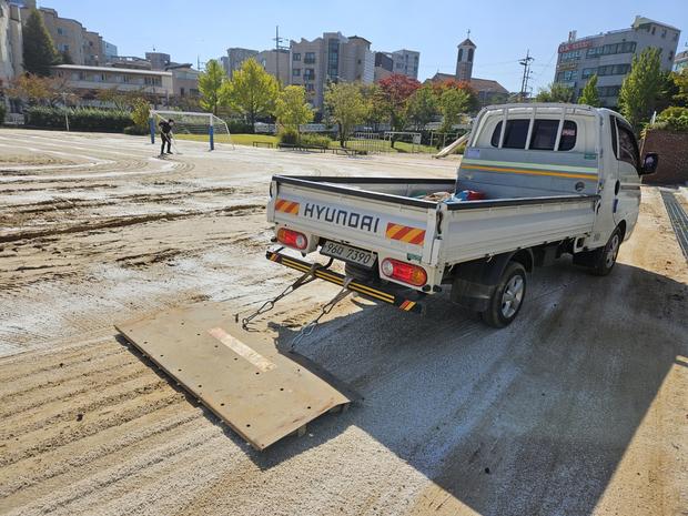 구례군고등학교 운동장 소금살포: 안전과 품질, 전국산업안전으로 건강한 교육 환경 만들어봐!