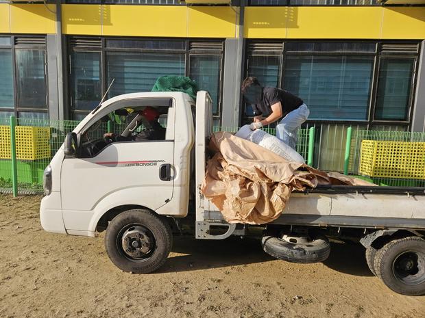 간전면고등학교 운동장 잡초 제거, 전국산업안전으로 안전하게 활용하세요! 관련 이미지