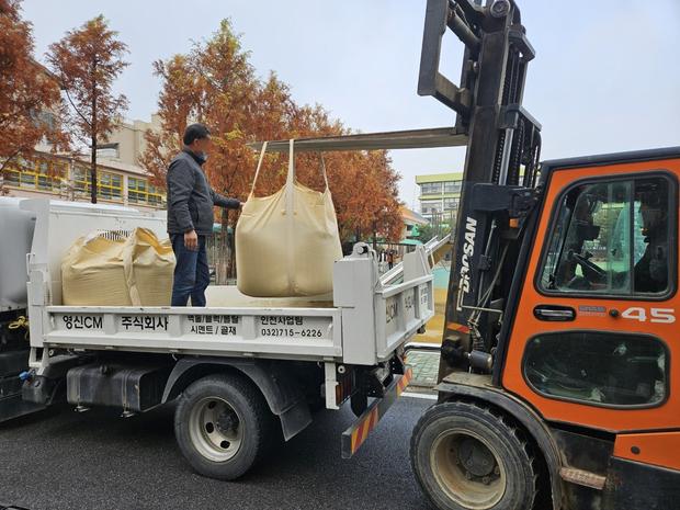 용방면초등학교 운동장 안전 100% 확보! 전국산업안전, 실질적인 도움!