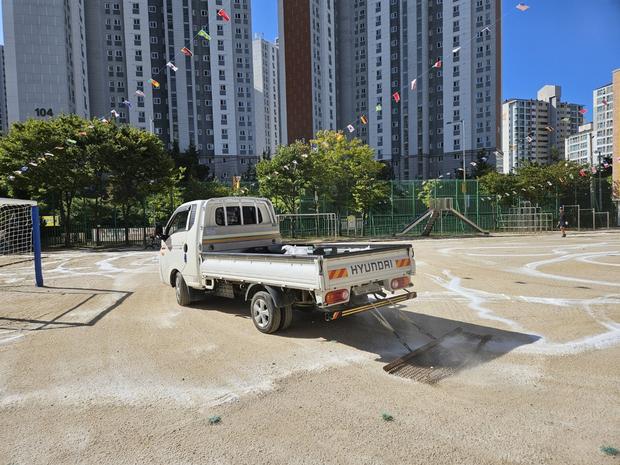 용방면고등학교 운동장, 안전하고 쾌적하게! 전국산업안전으로 건강한 시설 만들어봐!