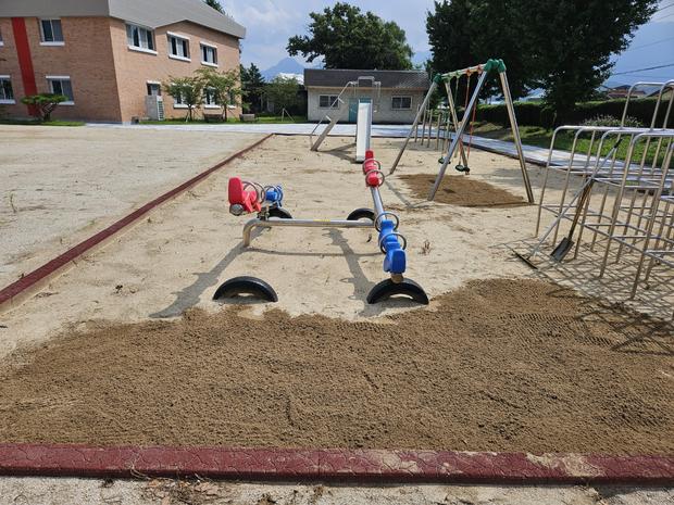 용방면고등학교 운동장 잡초 제거, 안전과 효율성까지! 전국산업안전 학교 시설 관리