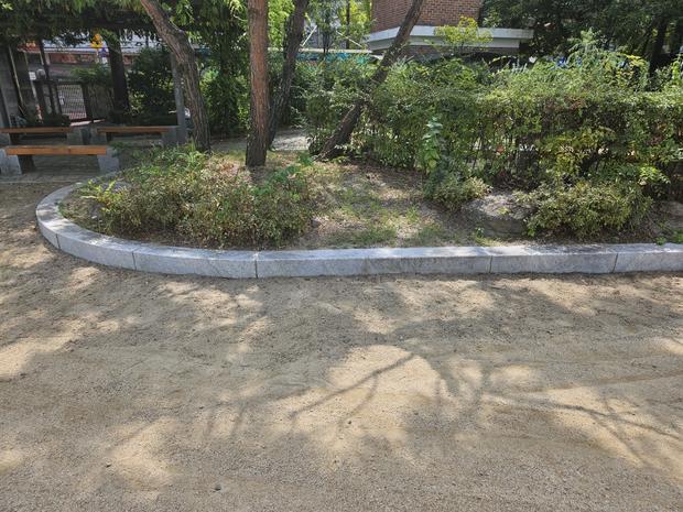 산동면병설유치원 운동장 소금살포: 안전하고 튼튼한 운동장, 전문 시공으로!