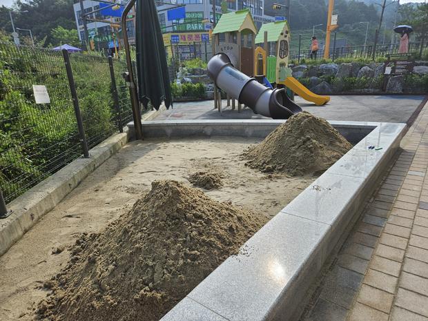 산동면병설유치원 운동장 잡초 제거! 전문 시공으로 안전하고 효과적인 관리 ?